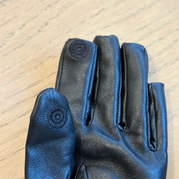 Size small, vegan leather winter gloves w/ screen fingers - Picture 3 of 4